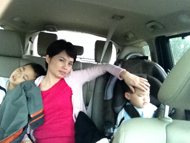 Chơi bời quá nên lên xe là gục hết.