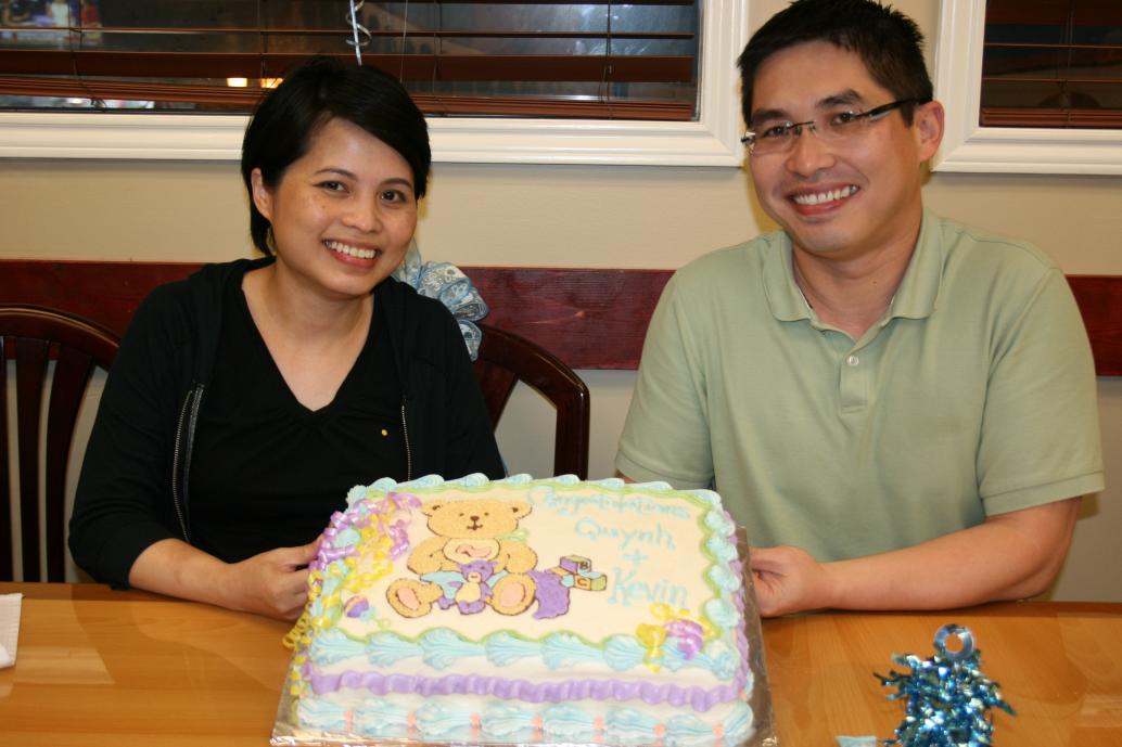 Chụp hình kỷ niệm cái bánh kem.