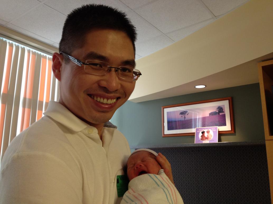 Ba sung sướng bồng em...