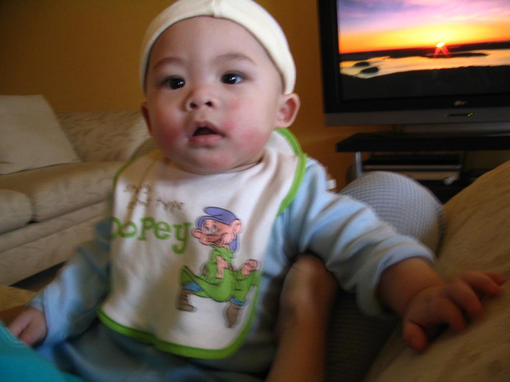 Sáng nay con ở nhà chơi với Ba Mẹ và Chú Lâm đợi Ông Bà Nội đi làm về chơi với con.