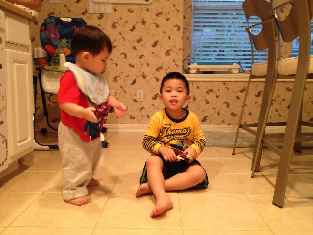 Hai đứa chơi xe mới