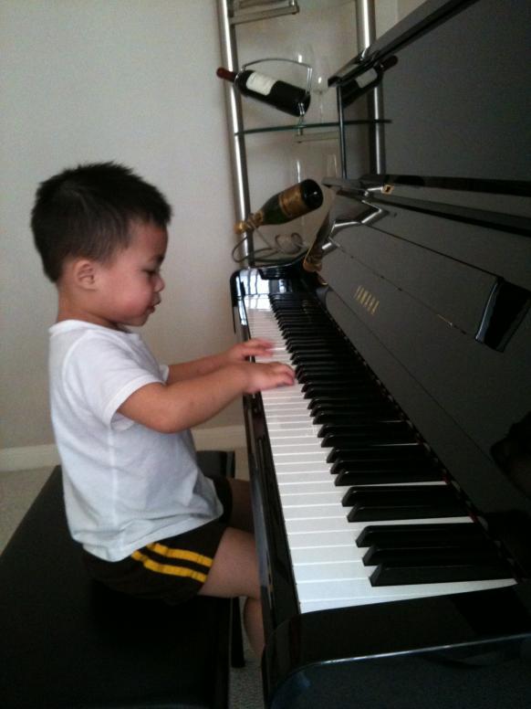 Ngày 3/16/2012 nhà mình mua được cây đàn piano.  Con leo lên đánh đàn như là quen lắm rồi.