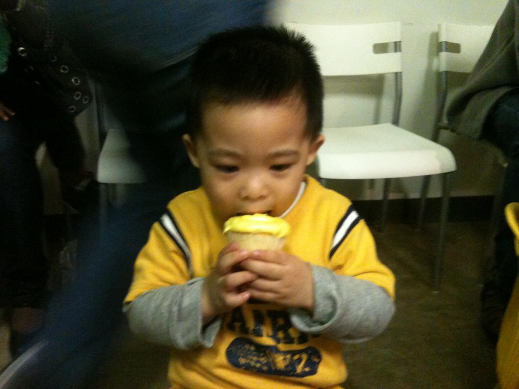 ... rồi ăn bánh kem. Hy vọng có dịp nào đó sẽ tổ chức được sinh nhật con...