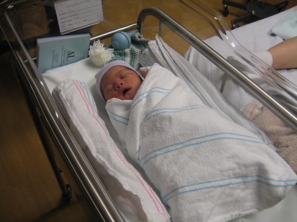 Sau gần 8 tiếng chờ đợi thì con ra đời!! Con mở mắt nhìn Mẹ như là biết rồi đó.  Thương con ghê nơi!