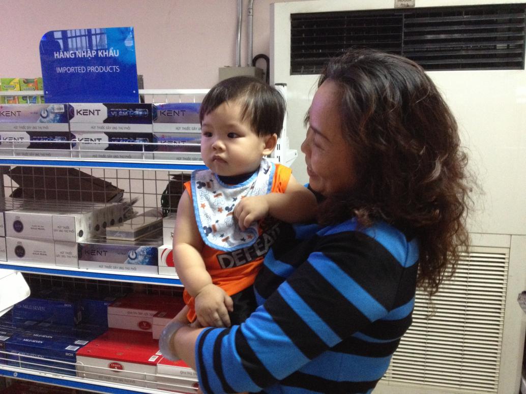 Cúc Ky bắt đầu quen quen, cho Má Ba bồng chút.