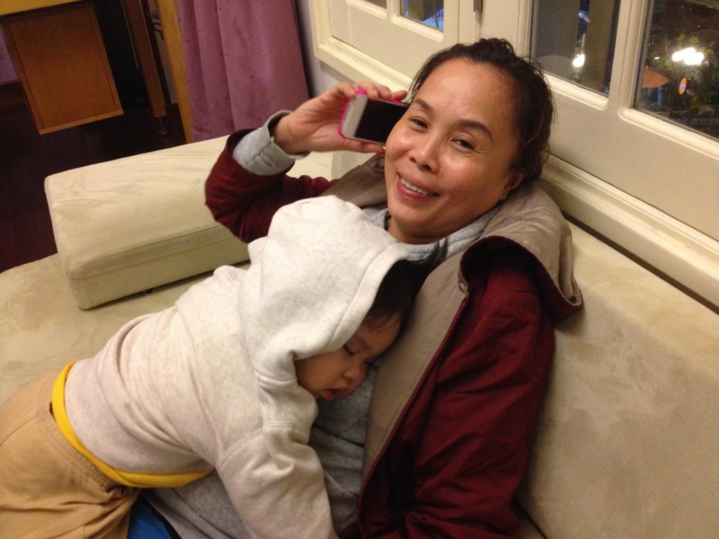 Khi nào em ngủ là Má Ba thích lắm vì được bồng em.