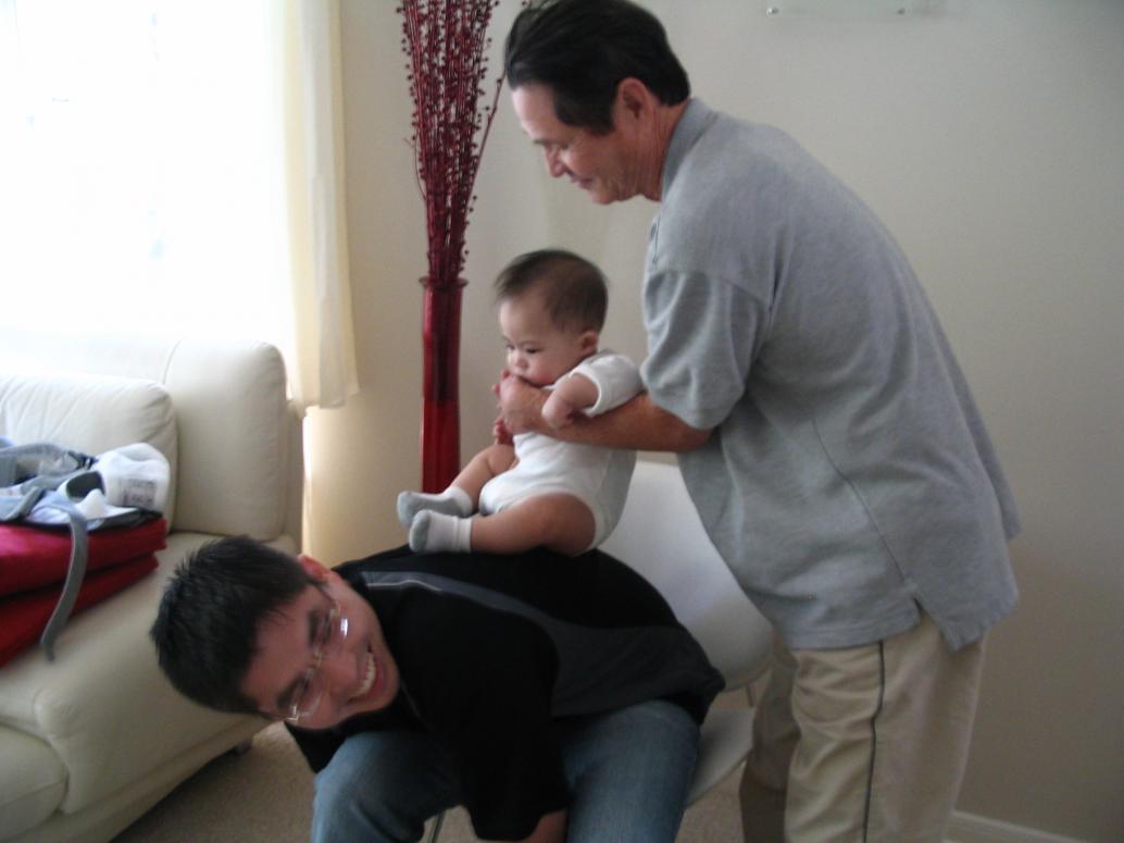 Cuối tuần con chơi với Ông Nội và Ba...