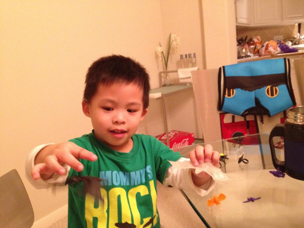 Đi bộ một vòng xin được hai giỏ kẹo đầy. Con liếm mỗi thứ một chút rồi ngồi chơi, khi nào ai gõ cửa xin kẹo thì ra chào và phát kẹo vui vẻ lắm.