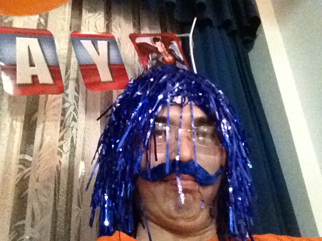 Mọi người tạo dáng xì-tin.  Ba kênh xì po.