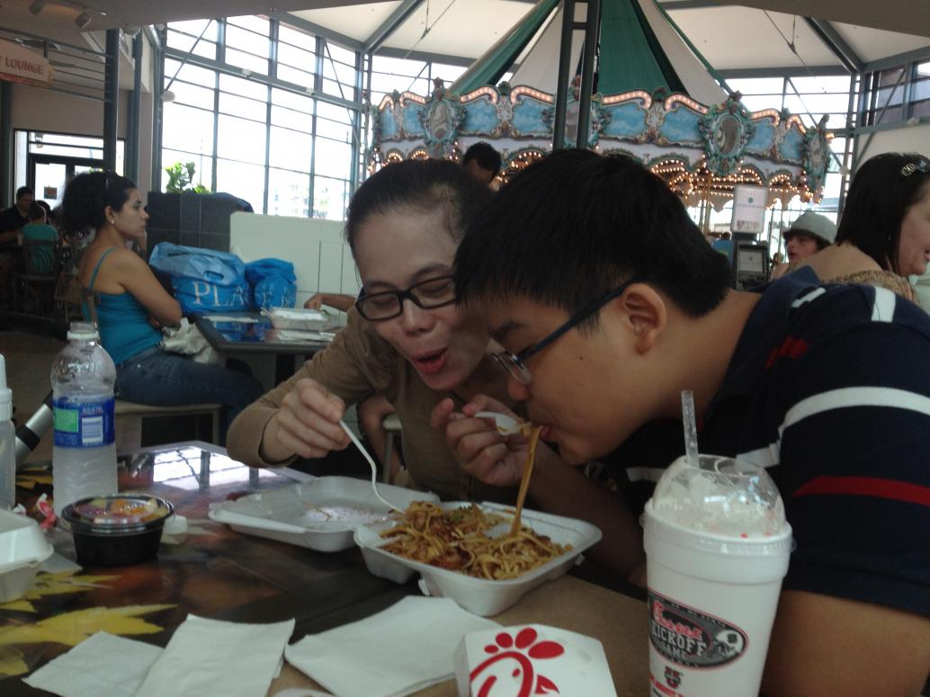 ...Má Tư và anh Đăng ăn hết sạch mì xào, chắc tại đồ ăn trên máy bay dở quá, hihi.