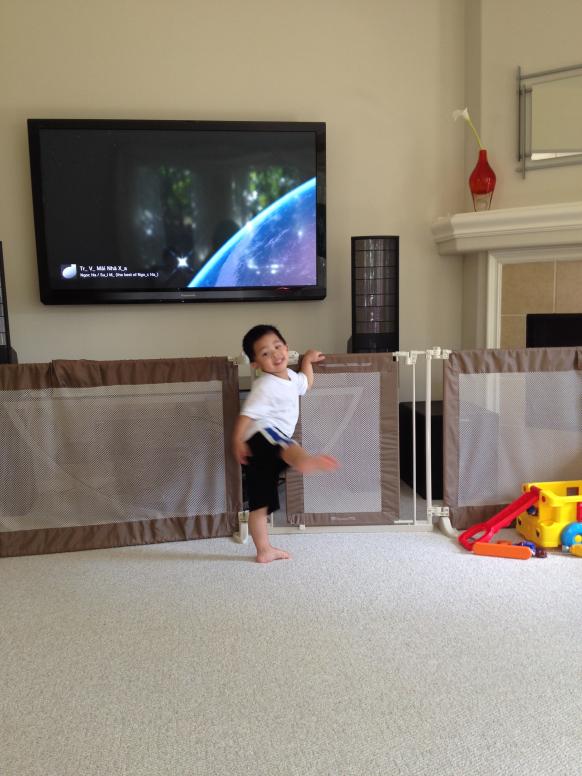 Ở nhà vẫn luôn tay luôn chân.  Con đang chơi đá banh với Ba.